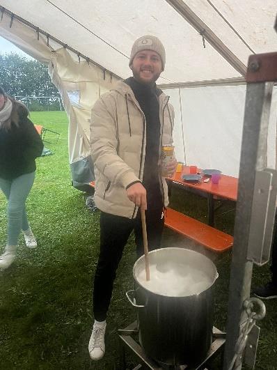 Beim Kochen im Zelt, Koch lächelt