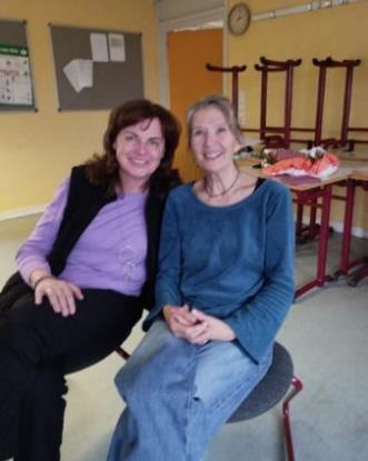 Die Schulleiterin und eine Schülerin