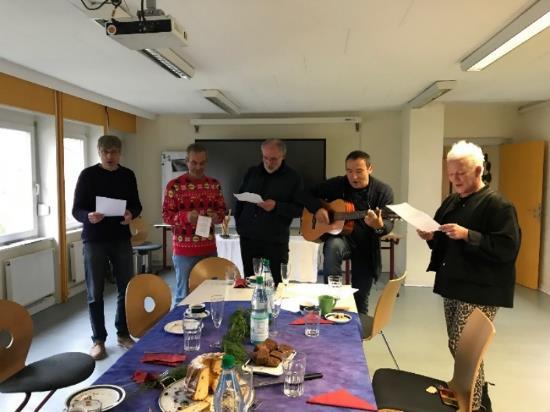 Im Unterrichtsraum beim Singen. Jemand begleitet mit der Gitarre