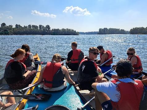 Schüler:innen beim Rudern