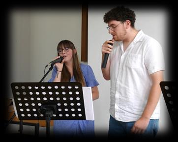 Eine Sängerin und ein Sänger