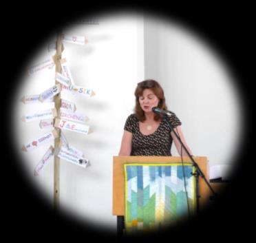 Die Schulleiterin am Mikrofon