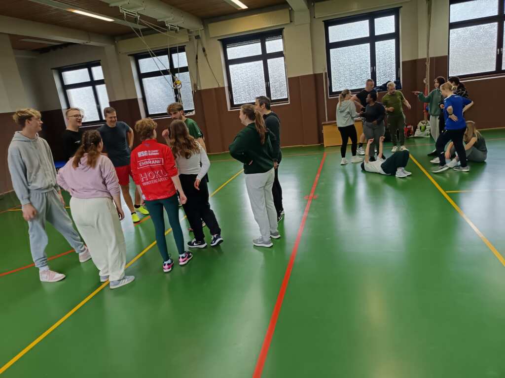 2 Gruppen beim Spielen in Turnhalle
