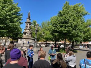 Schüler:innen bei einer Stadtführung in Hamburg