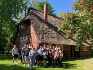 Klassengruppe vor einem schönen Haus
