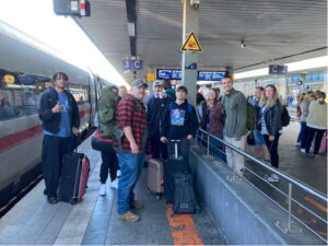 Schülergruppen am Bahsteig mit ICE