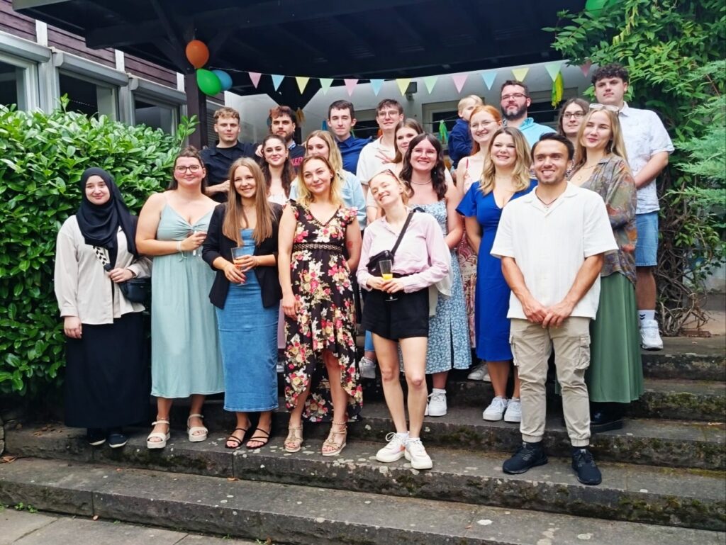 Bild der Abschlussklasse im Garten