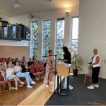 Bild beim Abschlussfest. Zu sehen ist Frau Wengert-Richter und Schüler:innen