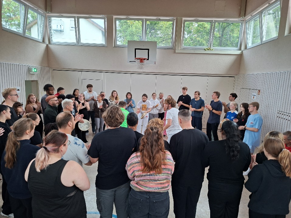 Gruppe von Auszubildenden in der Turnhalle