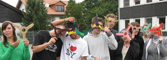 Schüler:innen mit bunten Bumerangs