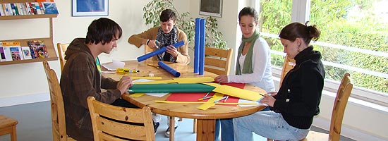 4 Schüler:innen basteln am Tisch