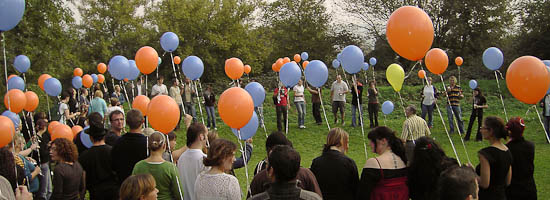 Viele Menschen mit Luftballons im Garten
