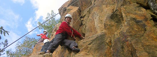 2 Menschen, die am Felsen klettern