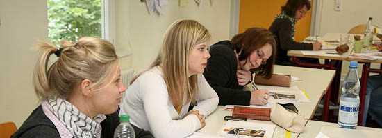 Junge Schülerinnen im Unterricht